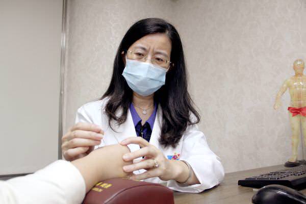 桃园八德仁安堂中医诊所医师诊治照片