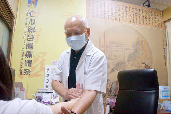 新北三重仁安堂中医诊所医师诊治照片