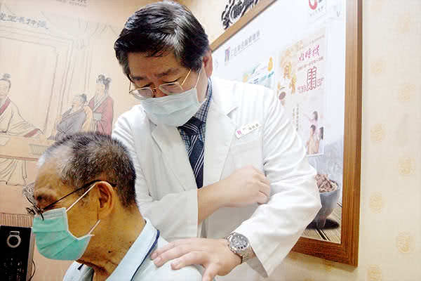 新北三重仁安堂中医诊所医师诊治照片