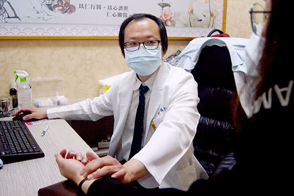台中东势仁心堂中医诊所医师诊治照片