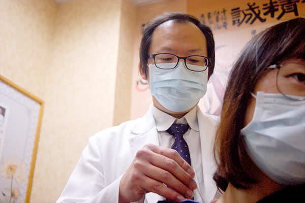 台中东势仁心堂中医诊所医师诊治照片