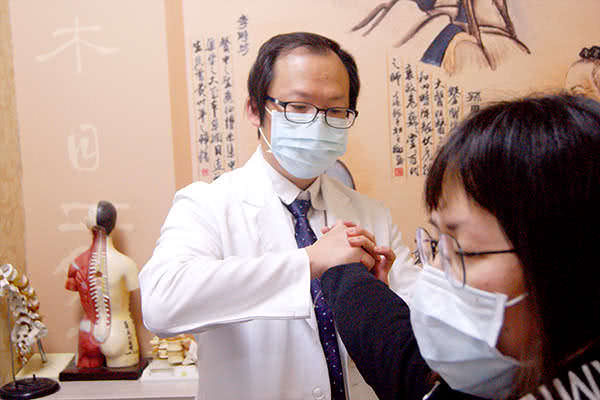 台中东势仁心堂中医诊所医师诊治照片