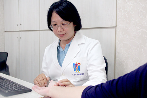 台中大里仁心堂中医诊所医师诊治照片