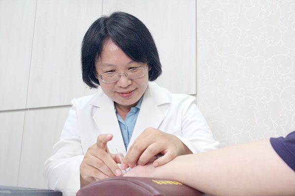 台中大里仁心堂中医诊所医师诊治照片